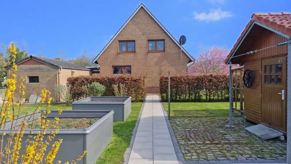 Giebelansicht - Zweifamilienhaus in 27639 Wurster Nordseeküste mit 230m² kaufen