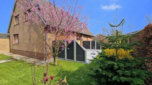 Seitenansicht - Zweifamilienhaus in 27639 Wurster Nordseeküste mit 230m² kaufen