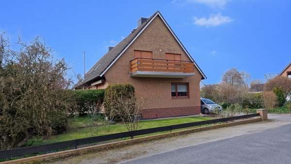 Straßenansicht - Zweifamilienhaus in 27639 Wurster Nordseeküste mit 230m² kaufen