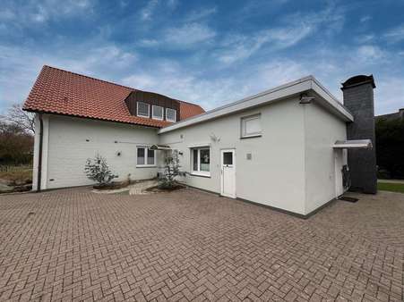 Gartenansicht mit Anbau - Einfamilienhaus in 27639 Wurster Nordseeküste mit 193m² kaufen