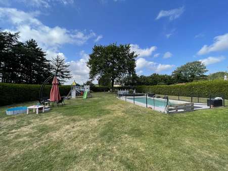Blick in den Garten - Zweifamilienhaus in 27639 Wurster Nordseeküste mit 280m² kaufen