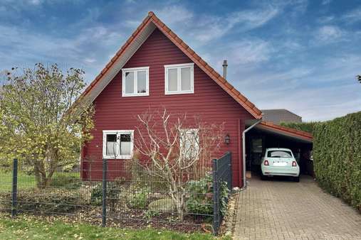 Giebelansicht + Carport - Einfamilienhaus in 27607 Geestland mit 138m² kaufen