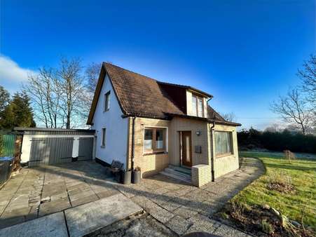 Außenansicht mit Garage - Einfamilienhaus in 27639 Wurster Nordseeküste mit 132m² kaufen