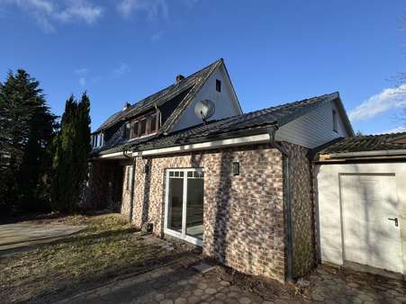 Seitenansicht mit Anbau - Einfamilienhaus in 27639 Wurster Nordseeküste mit 203m² kaufen