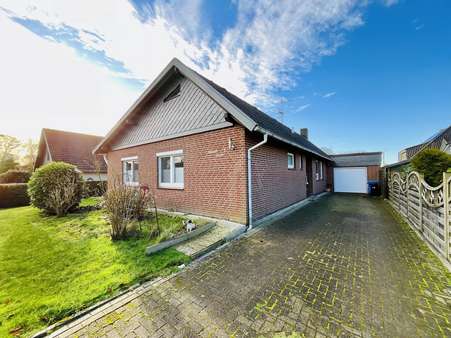 Straßenansicht mit Auffahrt Straßenansicht mit Auffahrt - Bungalow in 27628 Hagen mit 113m² kaufen