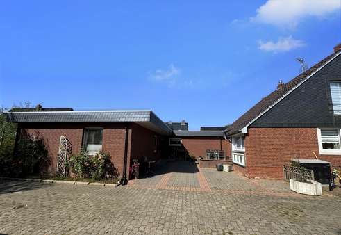 Seitenansicht mit Nachbarhaus - Bungalow in 27639 Wurster Nordseeküste mit 100m² kaufen