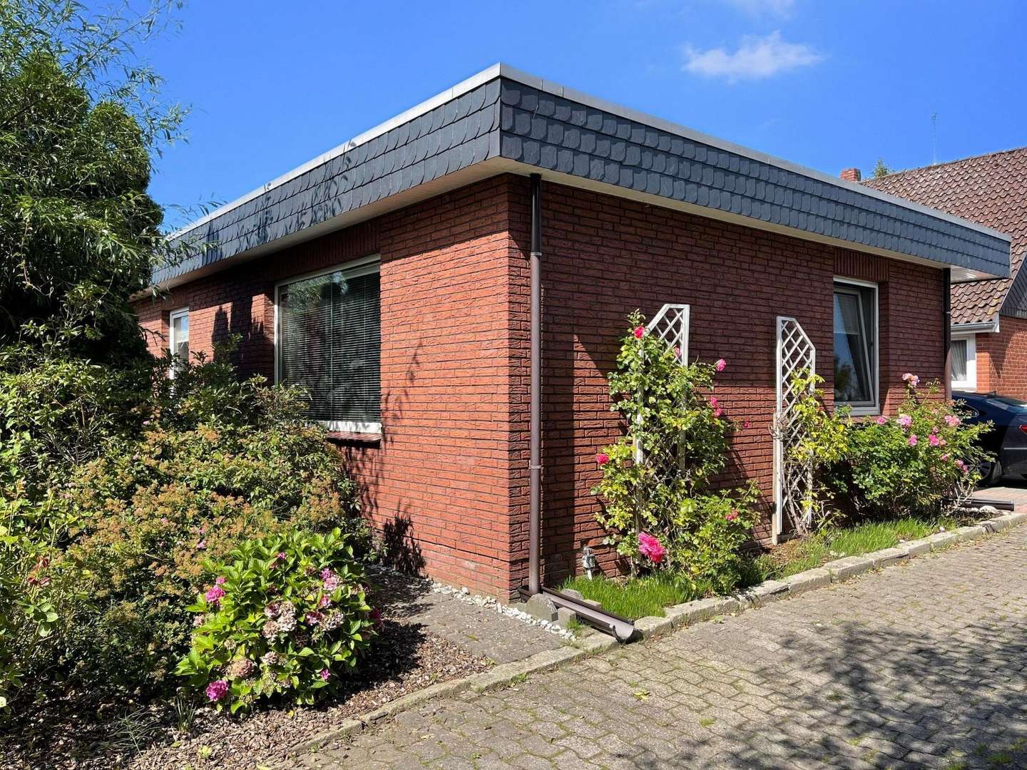 Straßen-/Süd-Ost-Ansicht - Bungalow in 27639 Wurster Nordseeküste mit 100m² kaufen