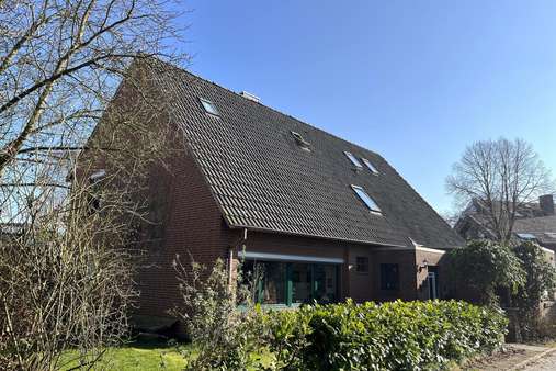 Hausansicht Hausansicht - Zweifamilienhaus in 27580 Bremerhaven mit 228m² kaufen