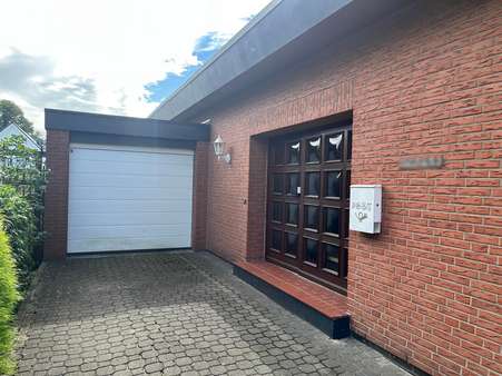 Eingangsbereich mit Garage - Zweifamilienhaus in 27607 Geestland mit 151m² kaufen
