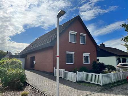 Straßenansicht I - Zweifamilienhaus in 27607 Geestland mit 151m² kaufen