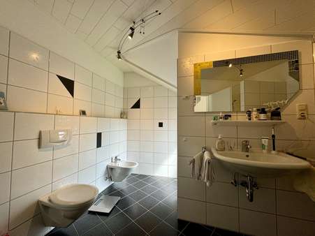 Badezimmer mit Dusche - Dachgeschosswohnung in 41238 Mönchengladbach mit 98m² kaufen