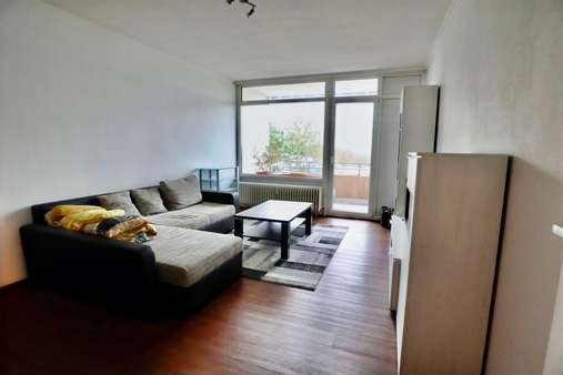 Wohnzimmer - Etagenwohnung in 40789 Monheim mit 60m² günstig kaufen