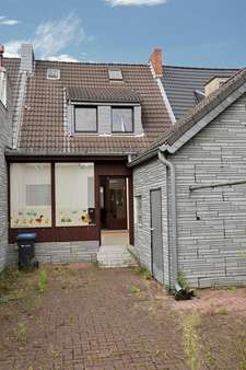 Außenansicht - Reihenmittelhaus in 40627 Düsseldorf mit 100m² kaufen