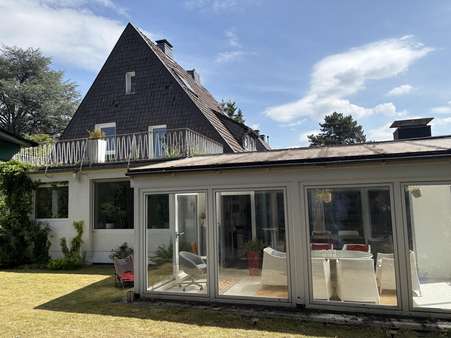 Hausrückansicht Hausrückansicht - Einfamilienhaus in 40468 Düsseldorf mit 221m² kaufen