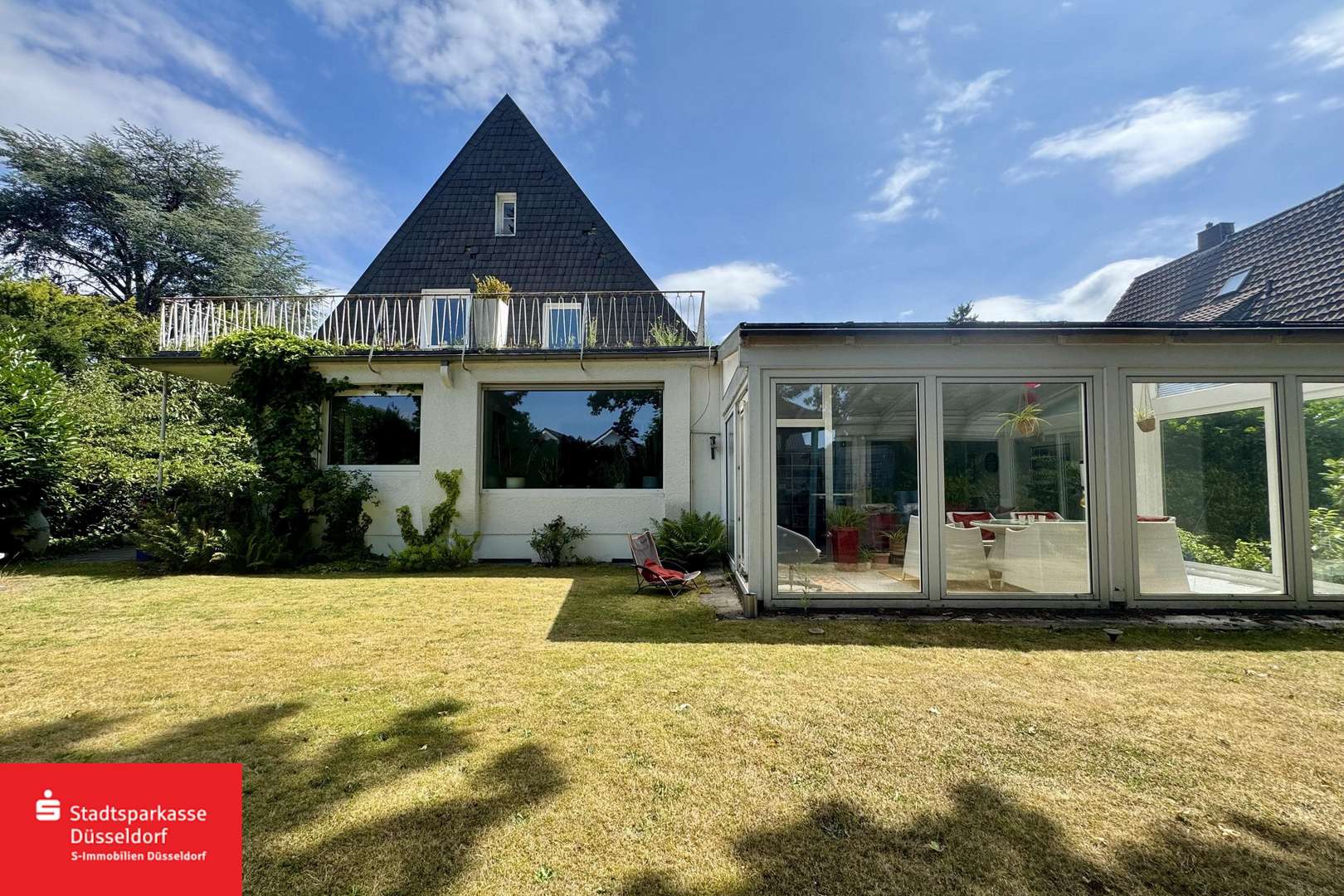 Hausrückansicht Hausrückansicht - Einfamilienhaus in 40468 Düsseldorf mit 221m² kaufen