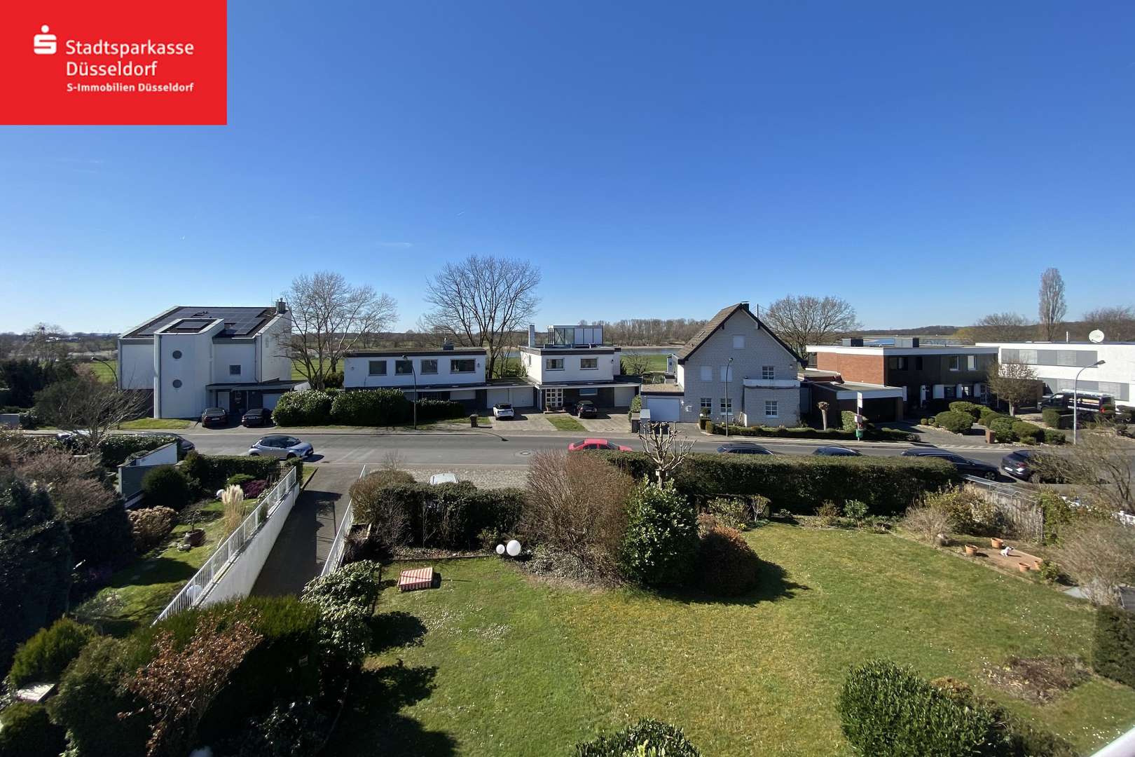 Rheinblick vom Balkon Rheinblick vom Balkon - Dachgeschosswohnung in 40589 Düsseldorf mit 74m² kaufen