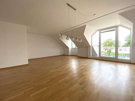 Wohn-/Essbereich Dachgeschoss Wohn-/Essbereich Dachgeschoss - Dachgeschosswohnung in 40589 Düsseldorf mit 74m² kaufen