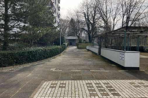 Zuwegung zum Hauseingang - Etagenwohnung in 40699 Erkrath mit 61m² kaufen