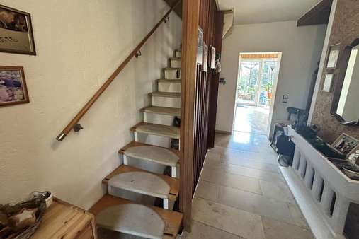 Diele und Treppenaufgang - Reihenendhaus in 40822 Mettmann mit 103m² kaufen