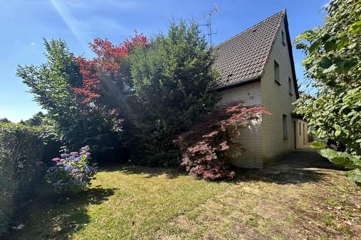 Hausansicht, Vorgarten Hausansicht, Vorgarten - Grundstück in 40625 Düsseldorf mit 781m² kaufen