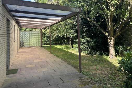 Terrasse am Haus Terrasse am Haus - Grundstück in 40625 Düsseldorf mit 781m² kaufen