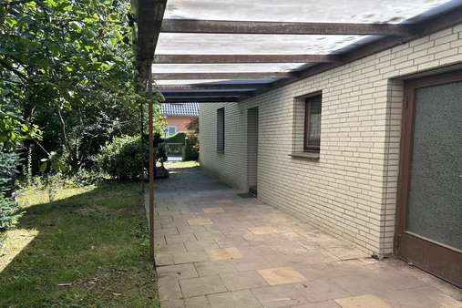 Terrasse am Haus Terrasse am Haus - Grundstück in 40625 Düsseldorf mit 781m² kaufen
