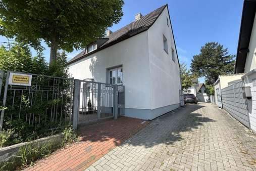 Hausansicht, Weg und Zuwegung zum hinteren Haus Hausansicht, Weg und Zuwegung zum hinteren Haus - Zweifamilienhaus in 40822 Mettmann mit 224m² kaufen