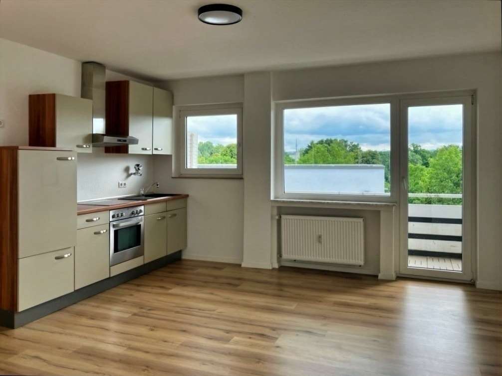 Wohnzimmer mit offener Küche - Etagenwohnung in 40699 Erkrath mit 44m² kaufen