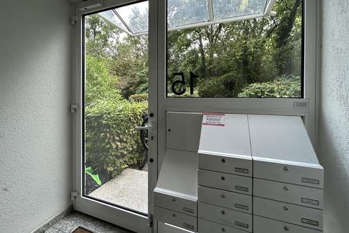 Hauseingang Hauseingang - Erdgeschosswohnung in 40225 Düsseldorf mit 68m² kaufen