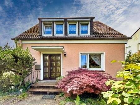 Hausansicht mit Vorgarten Hausansicht mit Vorgarten - Einfamilienhaus in 42329 Wuppertal mit 119m² kaufen