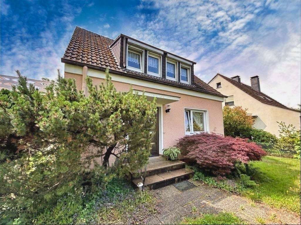 Hauseingang mit Vorgarten Hauseingang mit Vorgarten - Einfamilienhaus in 42329 Wuppertal mit 119m² kaufen