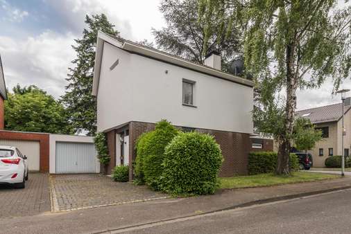 Hauseingang mit Garage Hauseingang mit Garage - Einfamilienhaus in 41515 Grevenbroich mit 110m² kaufen