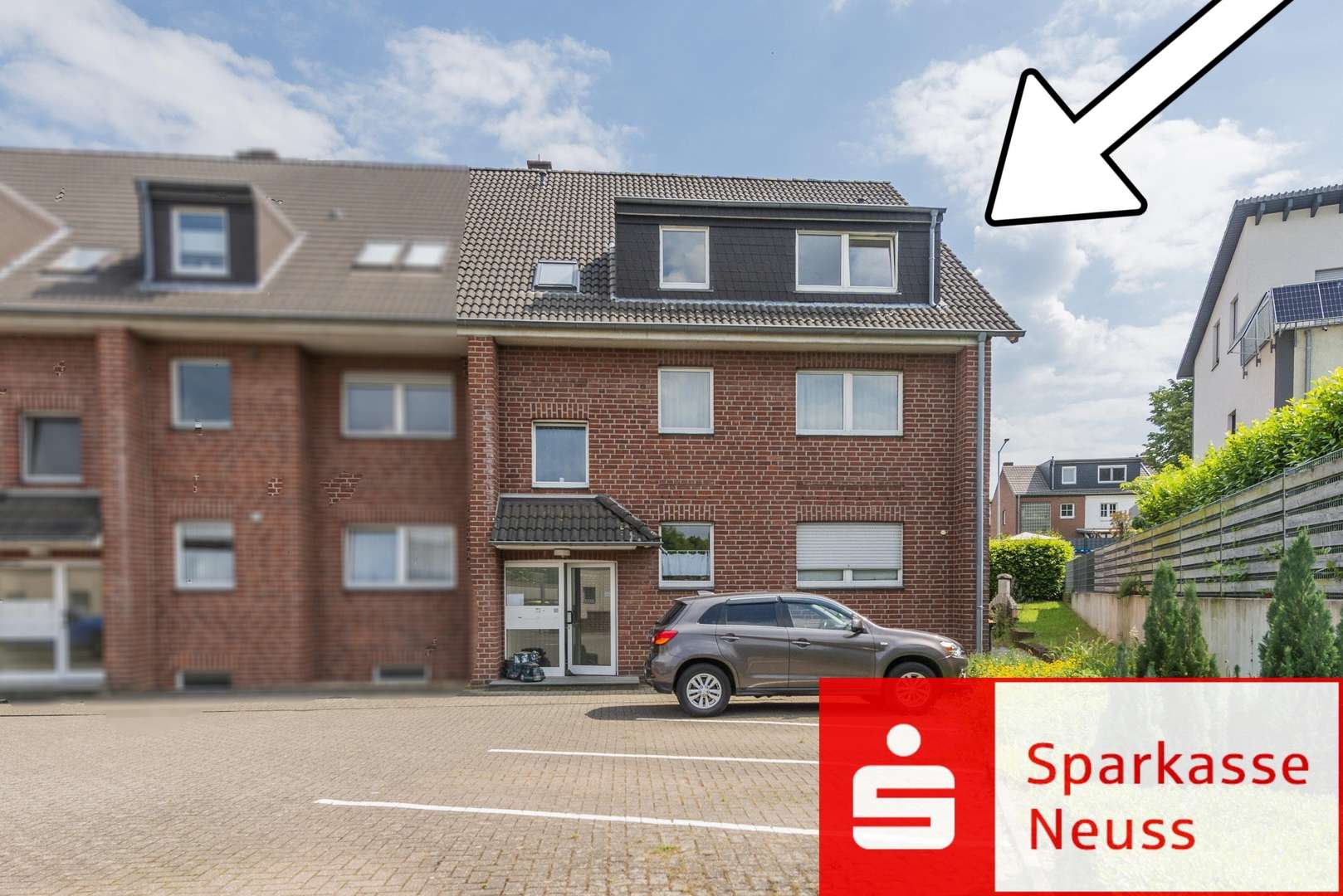Straßenansicht - Dachgeschosswohnung in 41363 Jüchen mit 80m² kaufen