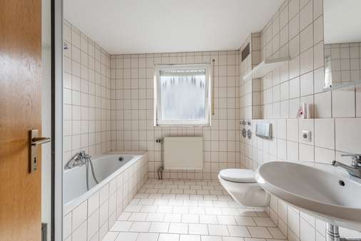 Bad mit Badewanne... - Dachgeschosswohnung in 41363 Jüchen mit 80m² kaufen