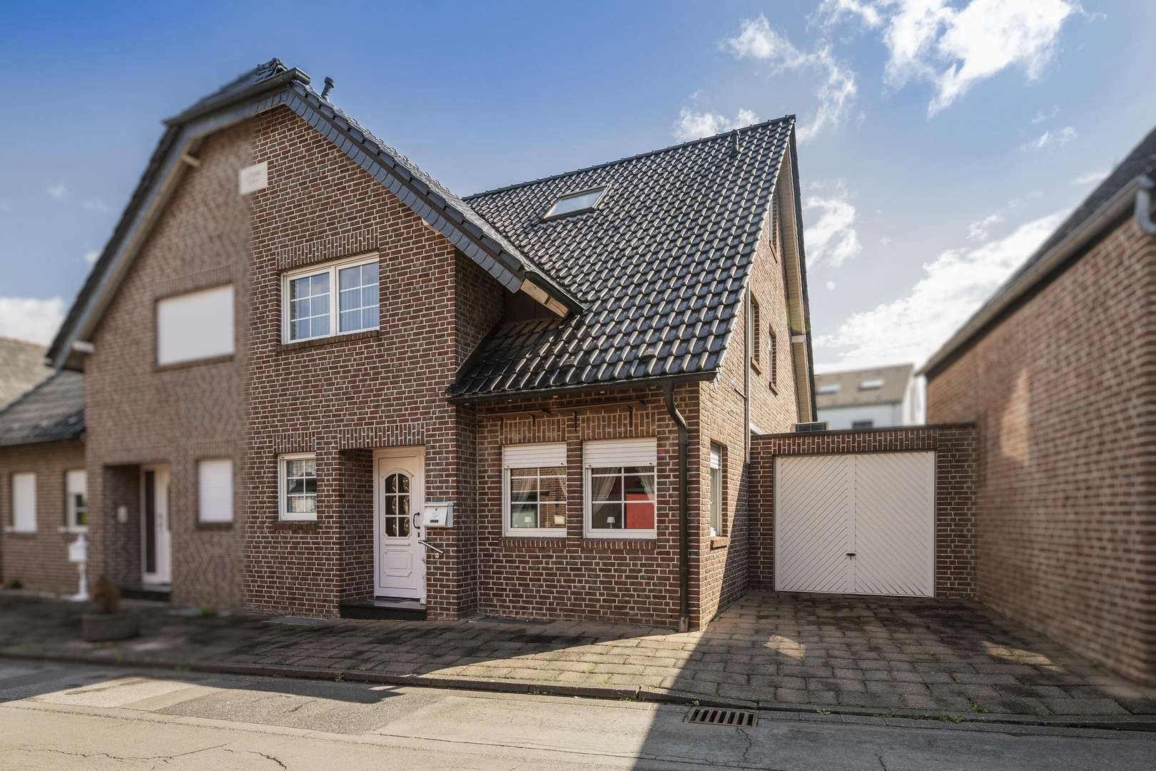 Titelbild Titelbild - Doppelhaushälfte in 41352 Korschenbroich mit 140m² kaufen