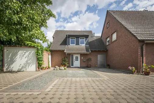 Modernes, eigenständiges Ein-/Zweifamilienhaus in Teileigentum!