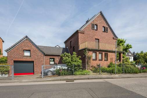 Titelbild Titelbild - Einfamilienhaus in 41352 Korschenbroich mit 170m² kaufen