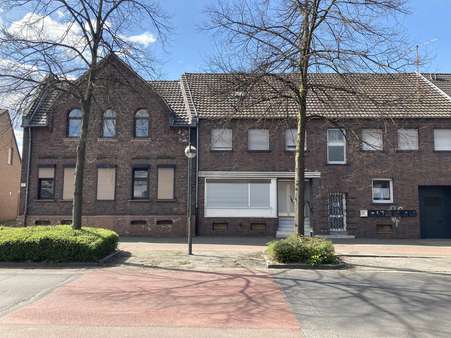 Bebaut mit zwei MFH's - Grundstück in 41466 Neuss mit 1250m² kaufen