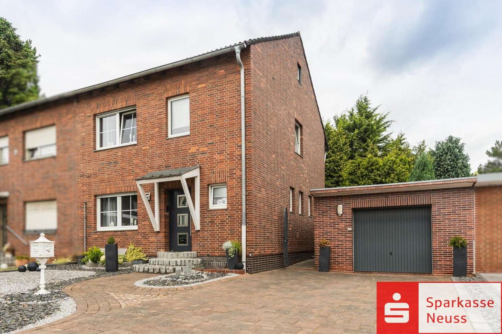Hausvorderseite Hausvorderseite - Doppelhaushälfte in 41517 Grevenbroich mit 97m² kaufen