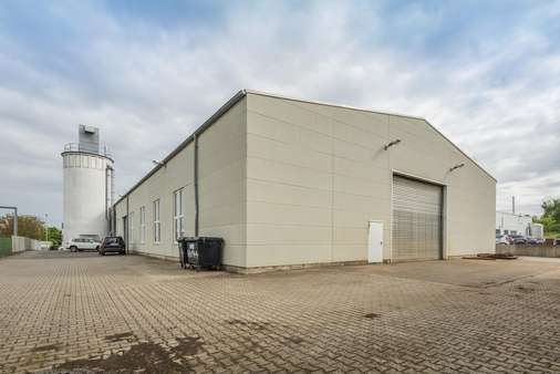 Hinteransicht mit Rolltor - Lager in 41363 Jüchen mit 1700m² kaufen