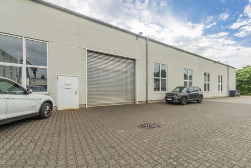 Seitenansicht mit Rolltor - Lager in 41363 Jüchen mit 1700m² kaufen