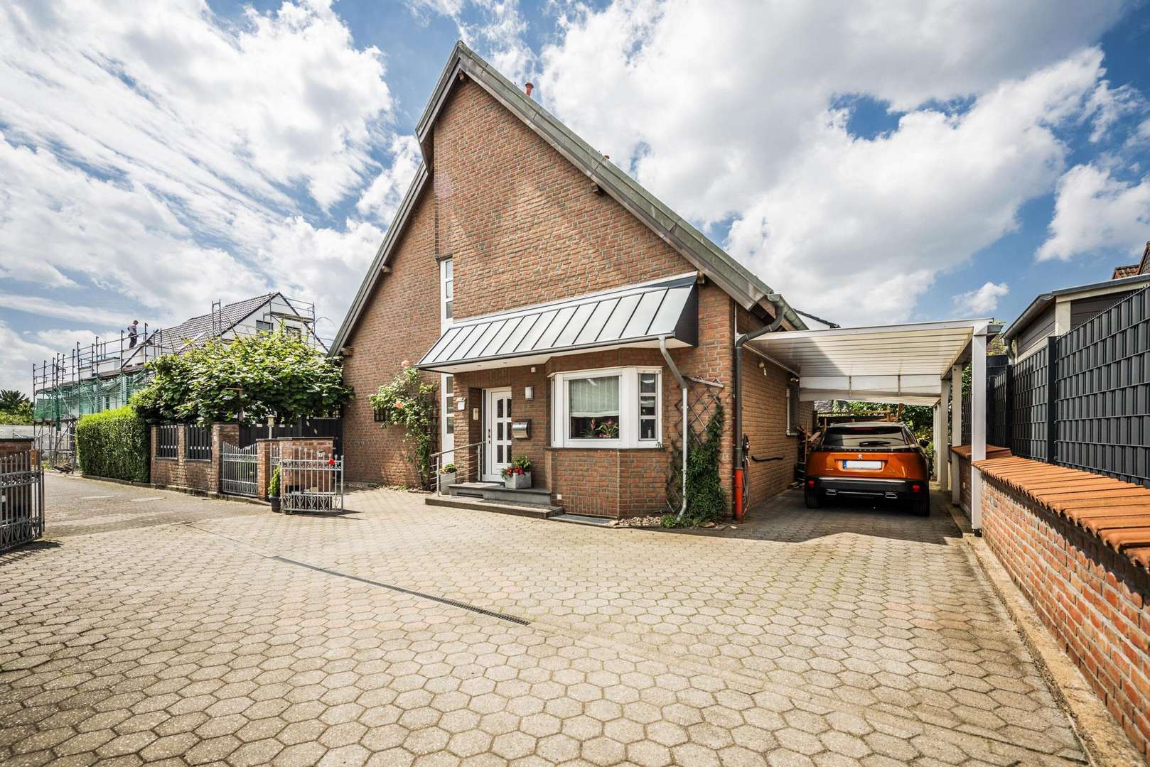 Große Einfahrt und Carport inkl. - Einfamilienhaus in 41462 Neuss mit 170m² kaufen