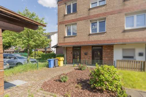 Eingang mit Vorgarten Eingang mit Vorgarten - Reiheneckhaus in 41469 Neuss mit 173m² kaufen