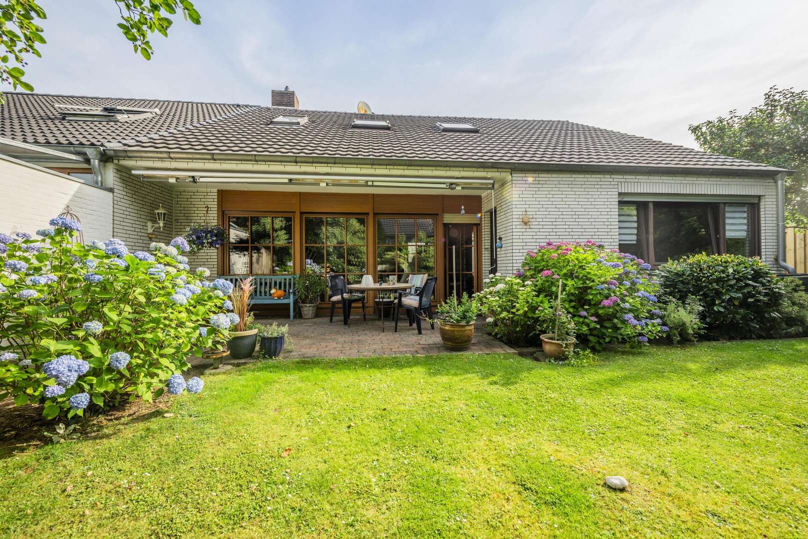 Titelbild Titelbild - Reihenendhaus in 41564 Kaarst mit 150m² kaufen
