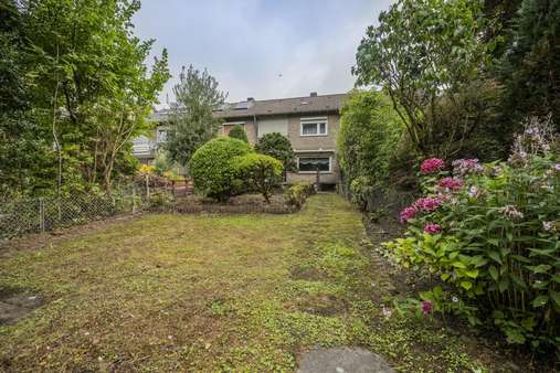 Großer Garten mit Blick aufs Haus Großer Garten mit Blick aufs Haus - Reihenmittelhaus in 41468 Neuss mit 94m² kaufen