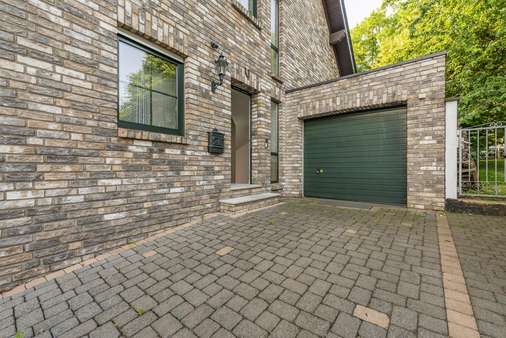 Einfahrt + Hauseingang - Einfamilienhaus in 41515 Grevenbroich mit 198m² kaufen