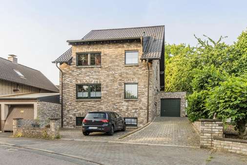 Straßenansicht - Einfamilienhaus in 41515 Grevenbroich mit 198m² kaufen