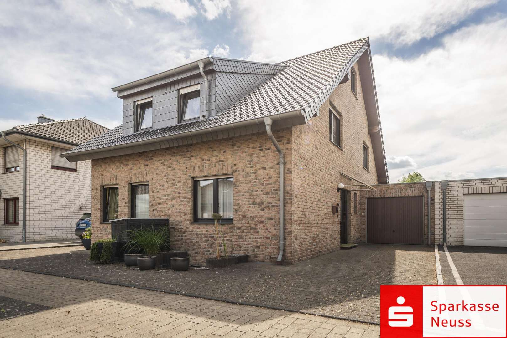 Hausvorderseite Hausvorderseite - Erdgeschosswohnung in 41363 Jüchen mit 98m² kaufen