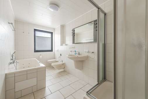 Badezimmer Badezimmer - Erdgeschosswohnung in 41363 Jüchen mit 98m² kaufen