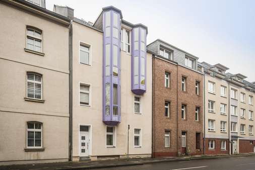 Straßenansicht Straßenansicht - Zweifamilienhaus in 41460 Neuss mit 215m² kaufen